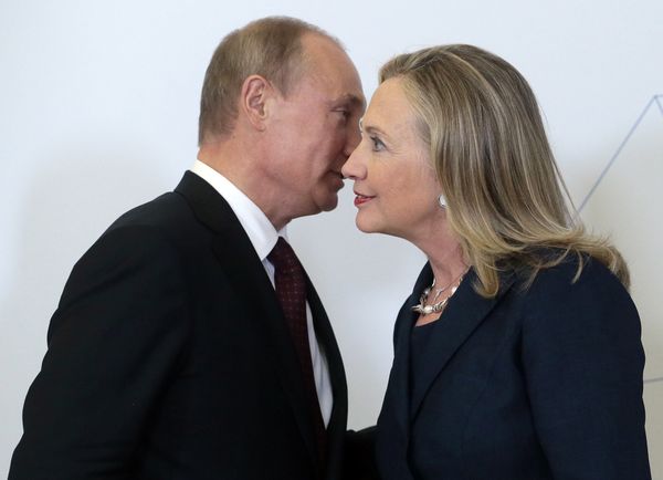 Владимир Путин встречает Хиллари Клинтон накануне саммита АТЭС во Владивостоке