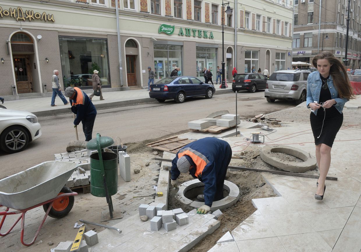 Рабочие занимаются благоустройством улиц в центре Москвы