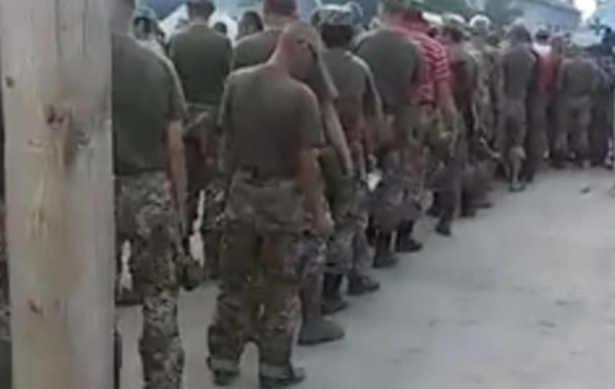 Очередь за едой в одном из военных учебных лагерей на Украине