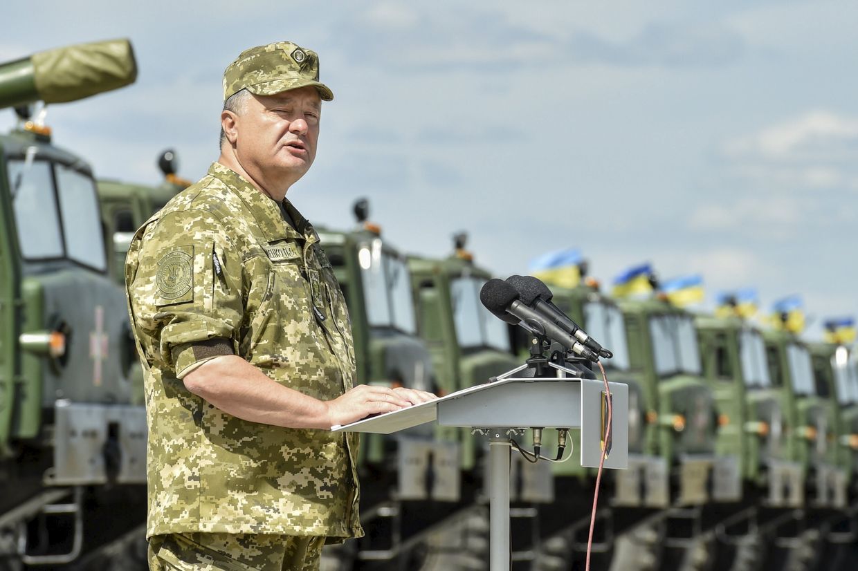Президент Украины Петр Порошенко выступает на авиабазе в Чугуеве, 22 августа 2015 