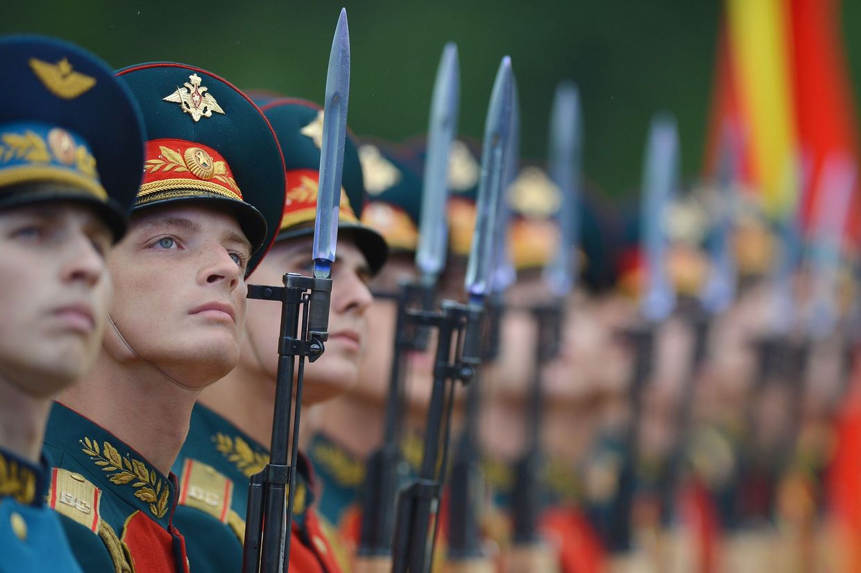 Военнослужащие на открытии Международного военно-технического форума «Армия-2015»