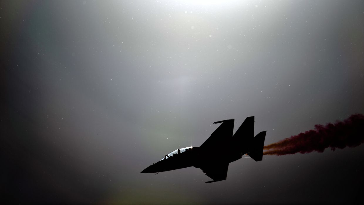 Самолет Як-130 во время открытия Международного авиационно-космического салона МАКС-2015 Самолет Як-130 во время открытия Международного авиационно-космического салона МАКС-2015