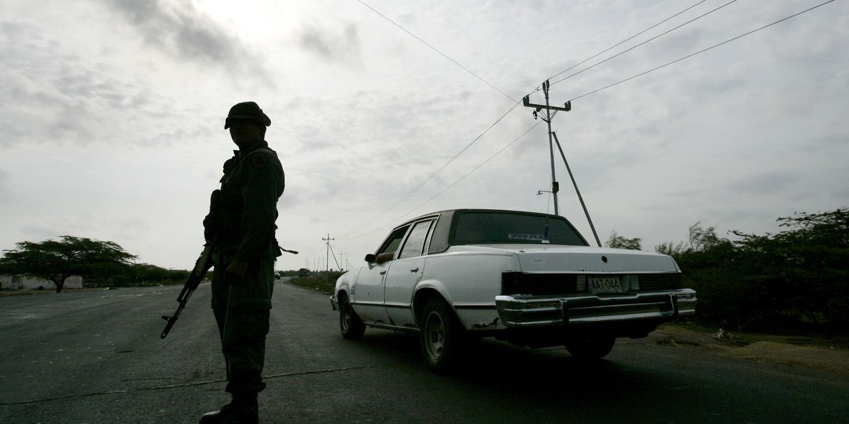 Венесуэльские военные патрулируют границу с Колумбией