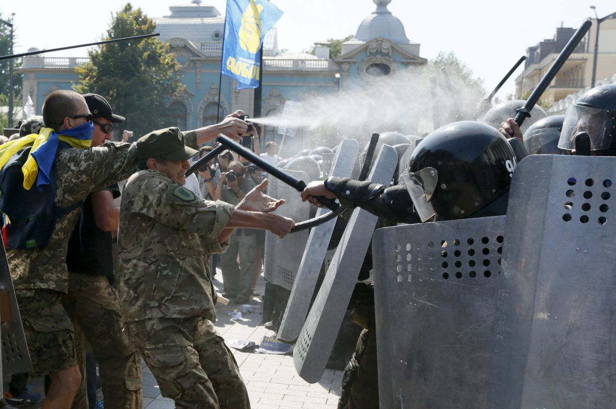 Участники протестной акции у Верховной Рады Украины в Киеве во время столкновений с полицией