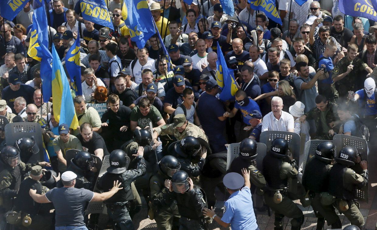 Участники протестной акции у Верховной Рады Украины в Киеве во время столкновений с полицией