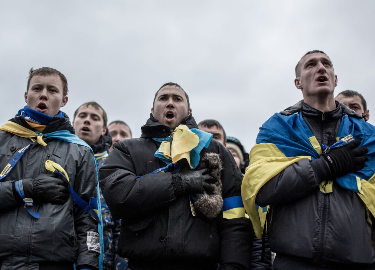 Участники акции протеста поют гимн Украины Участники акции протеста поют гимн Украины