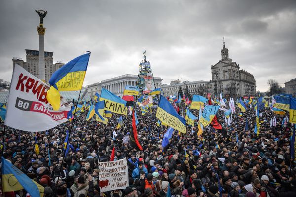 Сторонники евроинтеграции Украины во время митинга на площади Независимости в Киеве