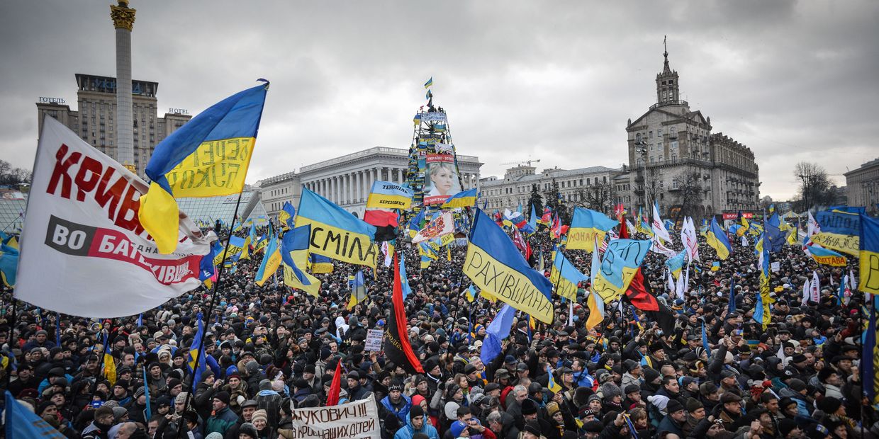 Сторонники евроинтеграции Украины во время митинга на площади Независимости в Киеве