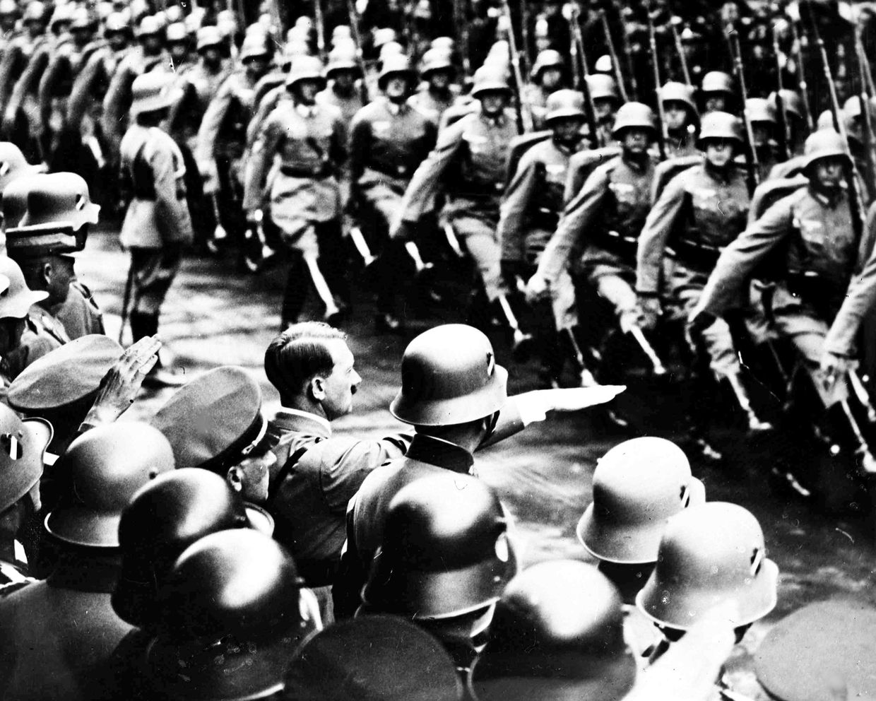 Адольф Гитлер принимает парад войск в Берлине, 1934 год Адольф Гитлер принимает парад войск в Берлине, 1934 год