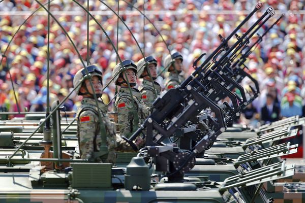 Солдаты Народно-освободительной армии Китая во время парада на площади Тяньаньмэнь в Пекине
