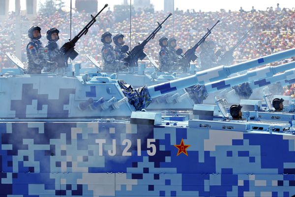 Солдаты Народно-освободительной армии Китая во время парада на площади Тяньаньмэнь в Пекине