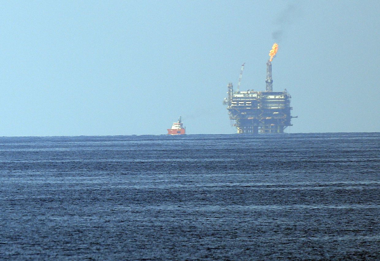 Нефтяная платформа итальянской компании ENI в Средиземном море