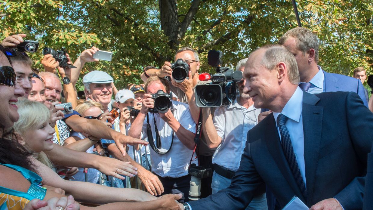 Президент России Владимир Путин общается с отдыхающими и местными жителями во время посещения мемориального комплекса Малахов курган в Севастополе