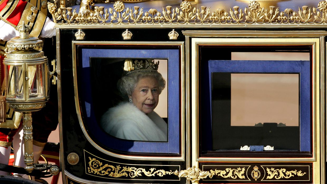 Королева Елизавета II покидает Букингмеский дворец перед поездкой на Церемонию открытия парламента в Палате лордов