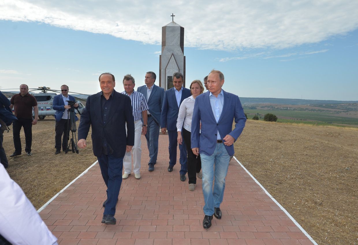 Президент России Владимир Путин и экс-премьер Италии Сильвио Берлускони. Рабочая поездка президента РФ В.Путина в Крымский федеральный округ