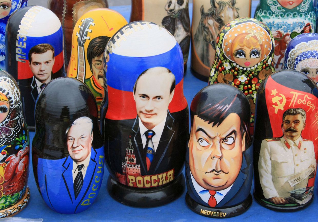 Матрешки с портретами глав СССР и России: Бориса Ельцина, Владимира Путина, Дмитрия Медведева, Иосифа Сталина