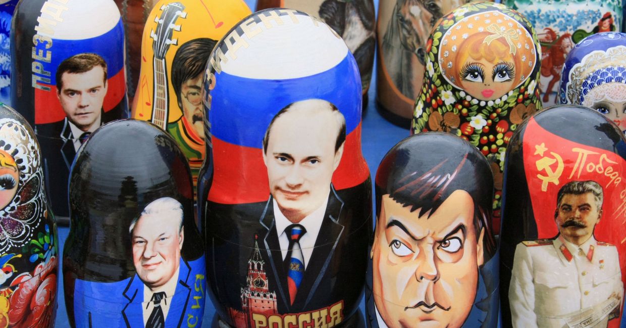Матрешки с портретами глав СССР и России: Бориса Ельцина, Владимира Путина, Дмитрия Медведева, Иосифа Сталина