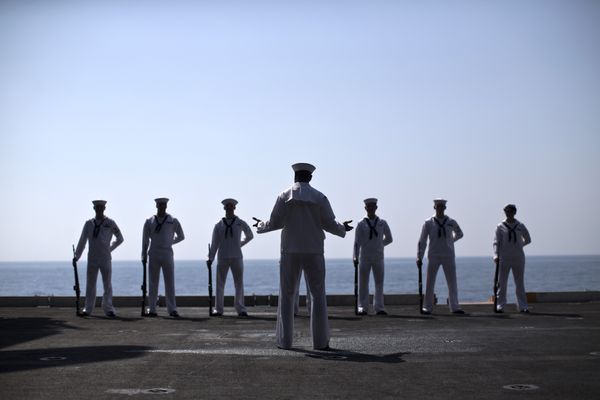 Моряки военно-морского флота США на борту авианосца «Теодор Рузвельт» во время церемонии памяти погибших во время терактов 11 сентября