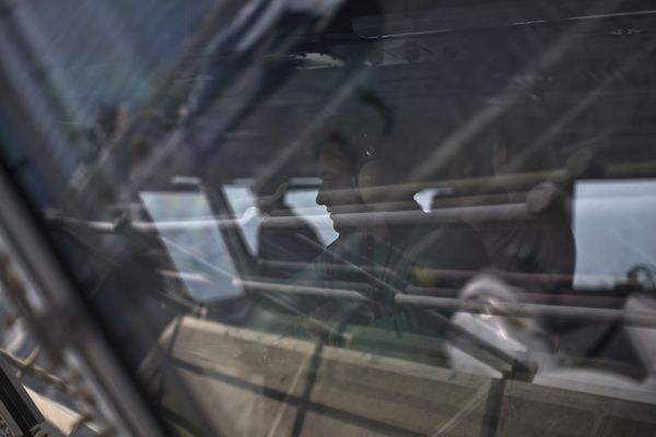 Член экипажа смотрит на проведение летных испытаний на палубе авианосца «Теодор Рузвельт»
