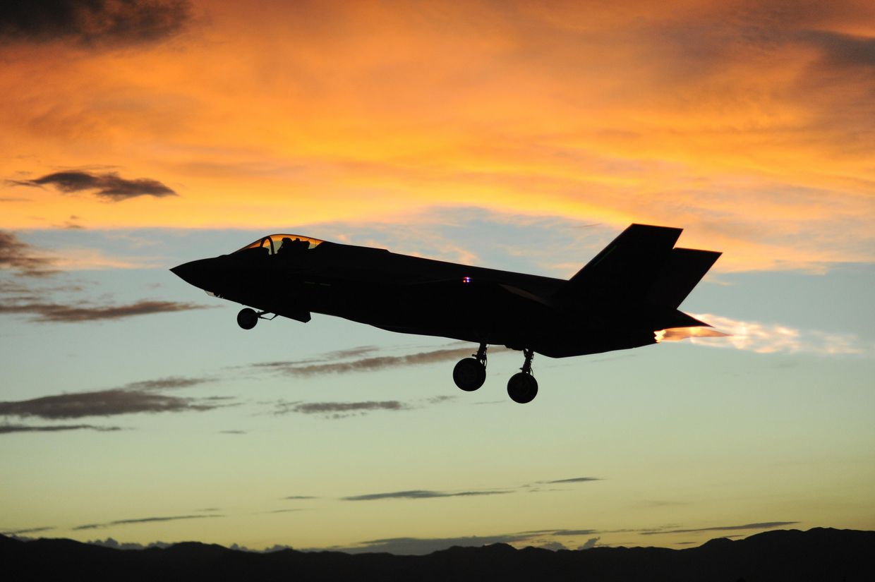 Американский истребитель F-35 Lightning II Американский истребитель F-35 Lightning II
