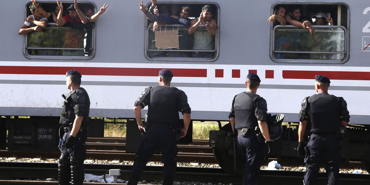 Поезд, развозящий беженцев по приютам, отправляется со станции в городе Товарник, Хорватия
