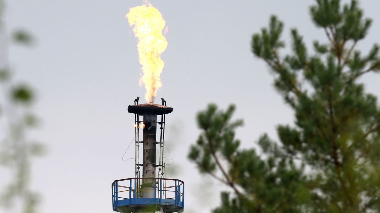Нефтеперерабатывающий завод и нефтепровод Дружба
