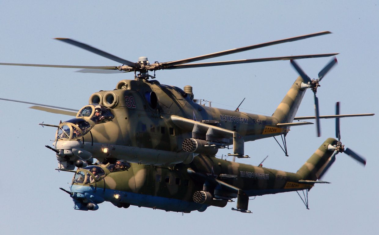 Ударные вертолеты МИ-24 во время репетиции военно-морского парада