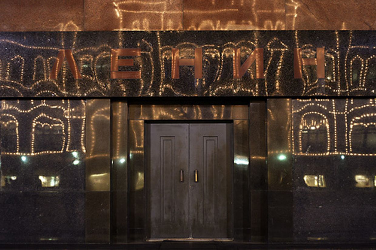 Отражение иллюминации ГУМа в стене Мавзолея Отражение иллюминации ГУМа в стене Мавзолея