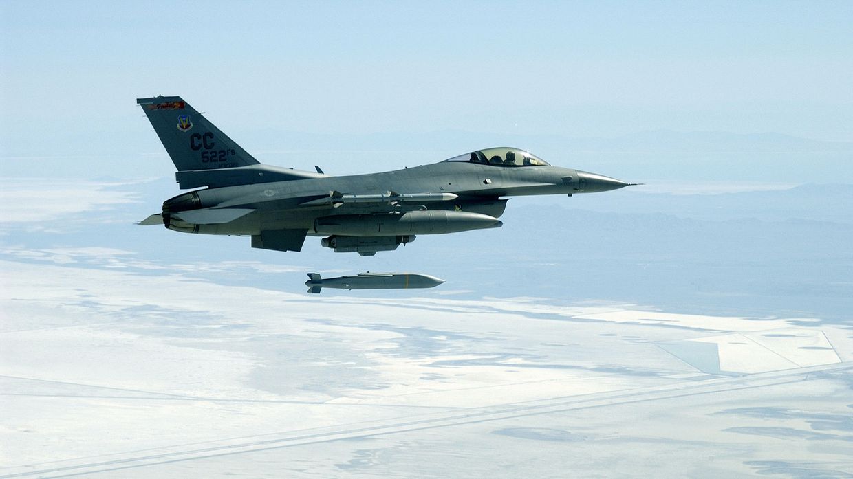 F-16C Fighting Falcon выпускает ракету AGM-154 Joint Stand-Off Weapon