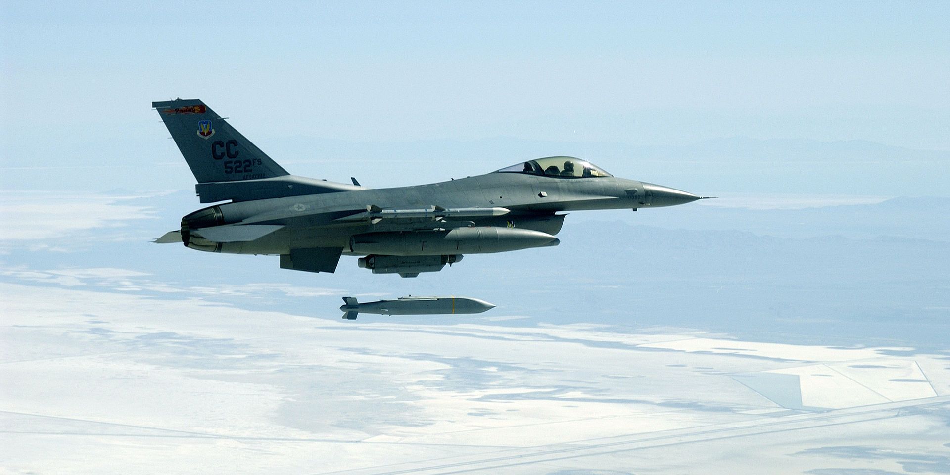 F-16C Fighting Falcon выпускает ракету AGM-154 Joint Stand-Off Weapon - ИноСМИ, 1920, 23.05.2023