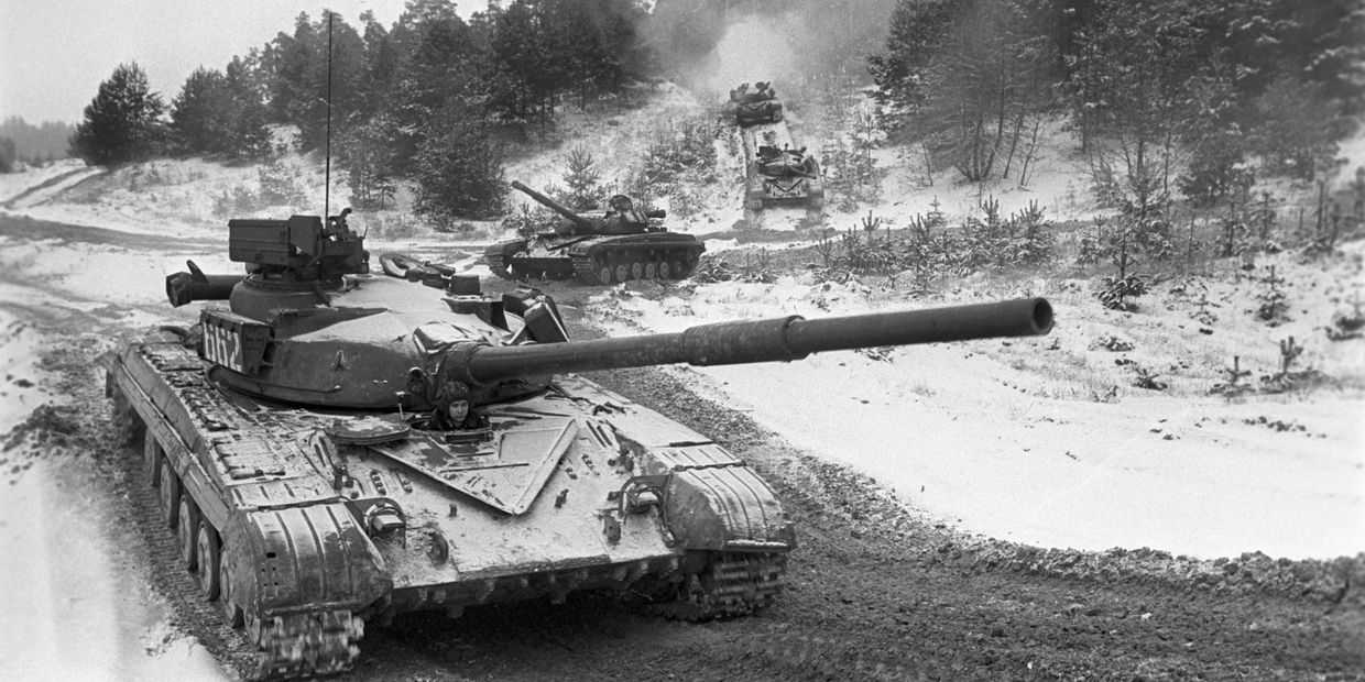 Советские танки Т-64 на учениях Советские танки Т-64 на учениях
