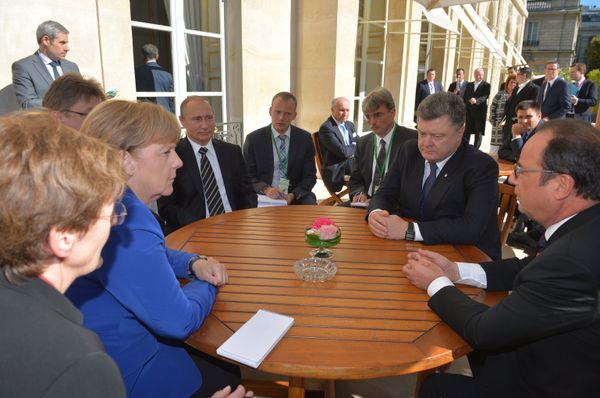 Президент России Владимир Путин, президент Украины Петр Порошенко, президент Франции Франсуа Олланд и канцлер Германии Ангела Меркель во время неформальной встречи в Париже