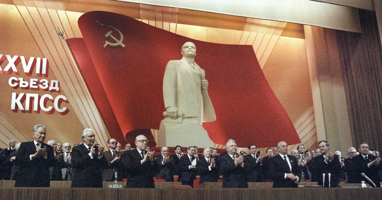 М. С. Горбачева поздравляют с днем рождения на XXVII съезде КПСС