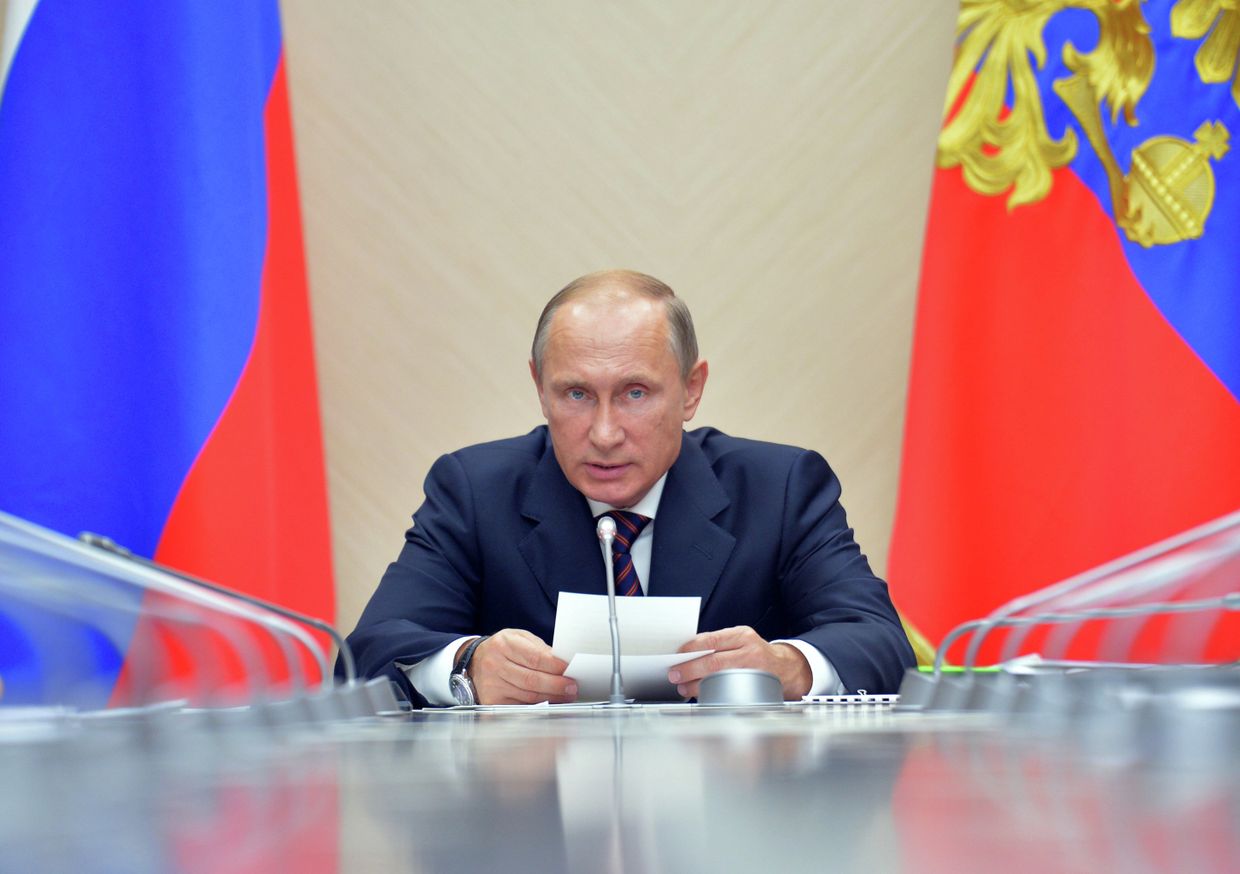 Президент России Владимир Путин во время совещания в резиденции Ново-Огарево по вопросу развития рынка микроэлектроники