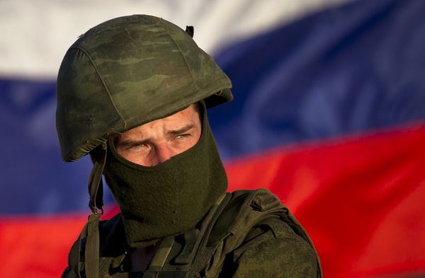 Российский солдат на украинской военной базе в Перевальном, Крым, 15 марта 2014 года
