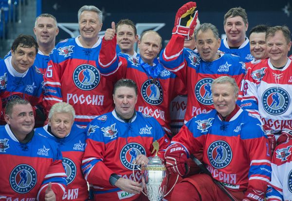 Президент РФ В. Путин принимает участие в хоккейном матче чемпионов НХЛ и Правления и почетных гостей НХЛ