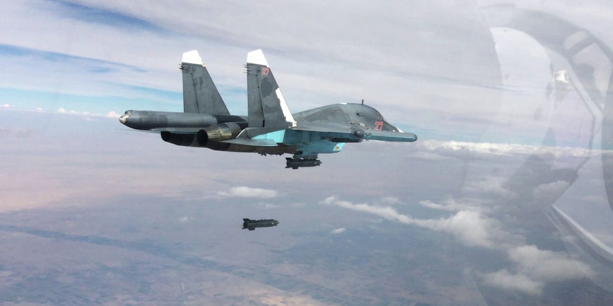 Истребитель-бомбардировщик Су-34 во время нанесения авиаударов в провинциях Ракка и Алеппо