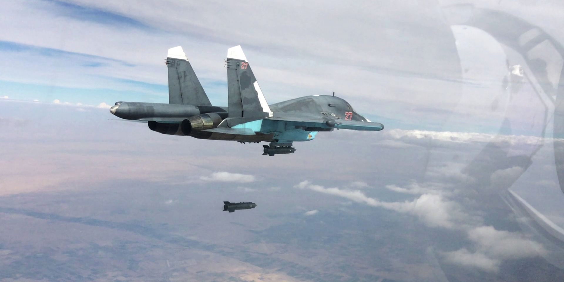 Истребитель-бомбардировщик Су-34 во время нанесения авиаудара - ИноСМИ, 1920, 02.07.2024