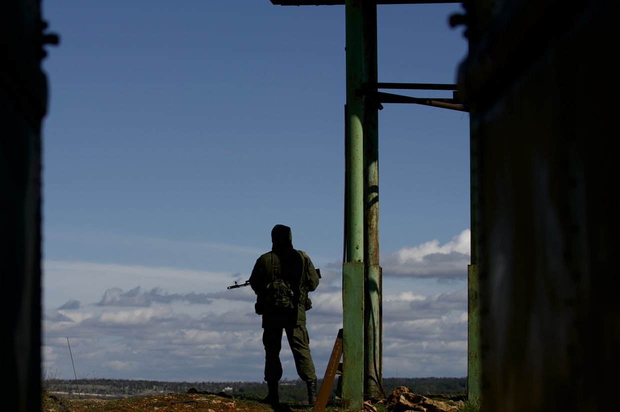 Российский военный на украинской военной базе в Севастополе, март 2014 года