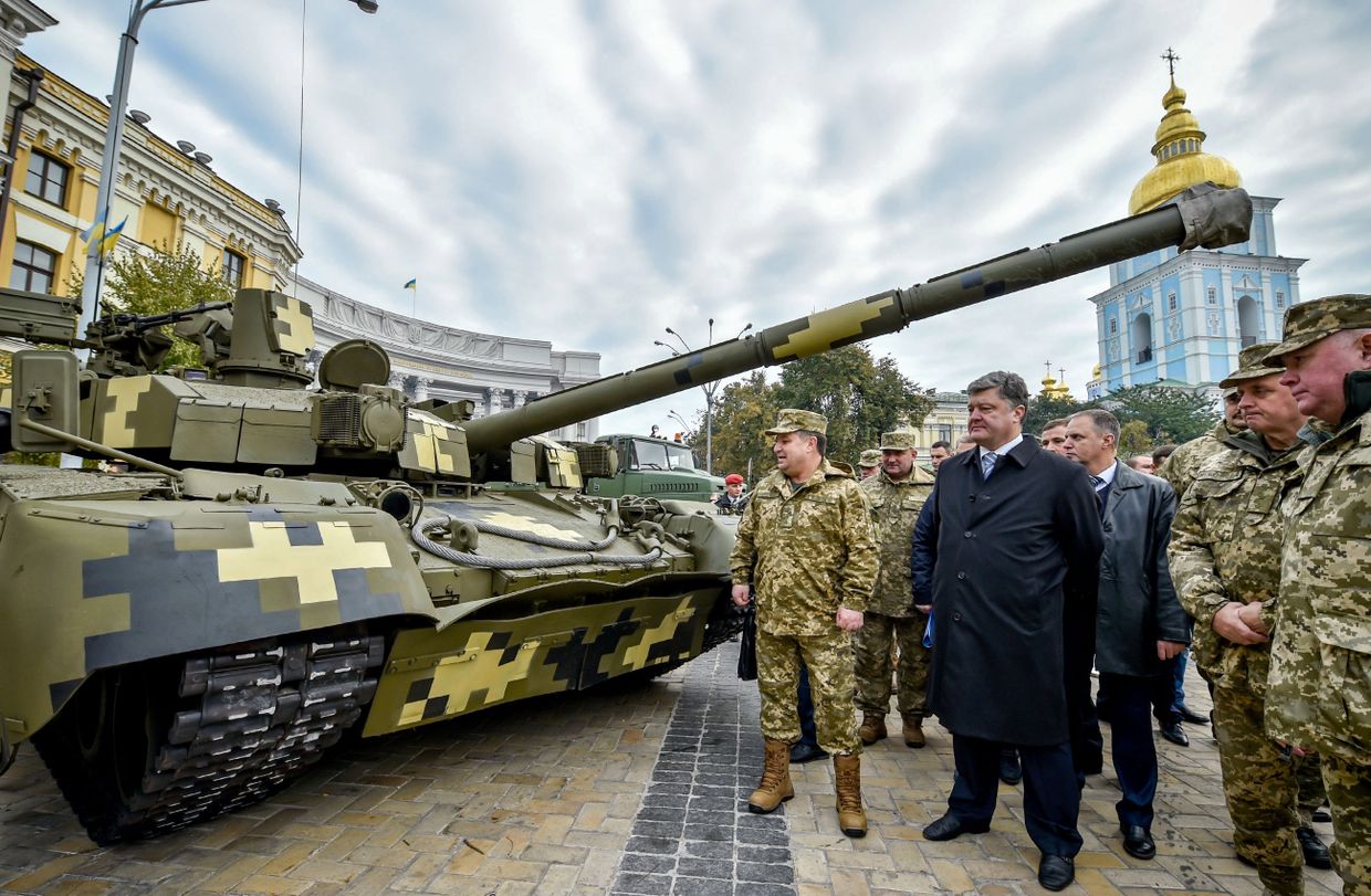Министр обороны Украины Степан Полторак и президент Украины Петр Порошенко на выставке военной техники, приуроченной ко Дню защитника Украины Министр обороны Украины Степан Полторак и президент Украины Петр Порошенко на выставке военной техники, приуроченной ко Дню защитника Украины