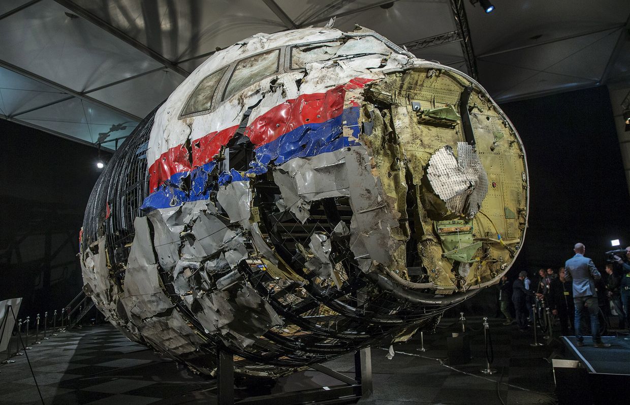 Представление доклада об обстоятельствах крушения лайнера Boeing 777 Malaysia Airlines (рейс MH17) на Востоке Украины 17 июля 2014 года на военной базе Гилзе-Рейен в Нидерландах