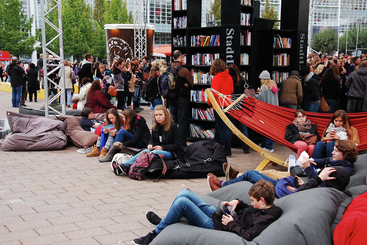 Посетители Франкфуртской книжной ярмарки на центральной площади выставочного комплекса 