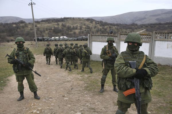 Российские солдаты на военной базе в Перевальном, 4 марта 2014 года