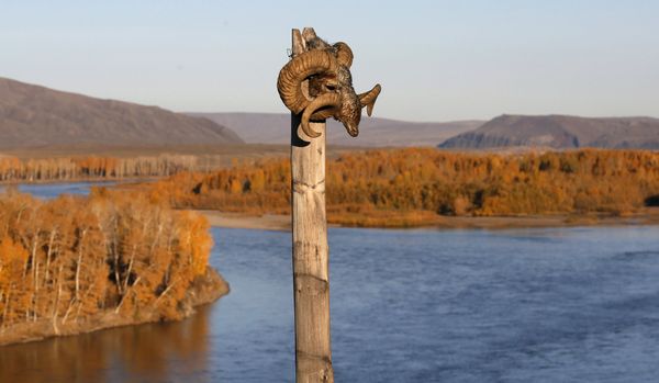 Место, где камлают шаманы, на берегу реки Енисей в Тыве