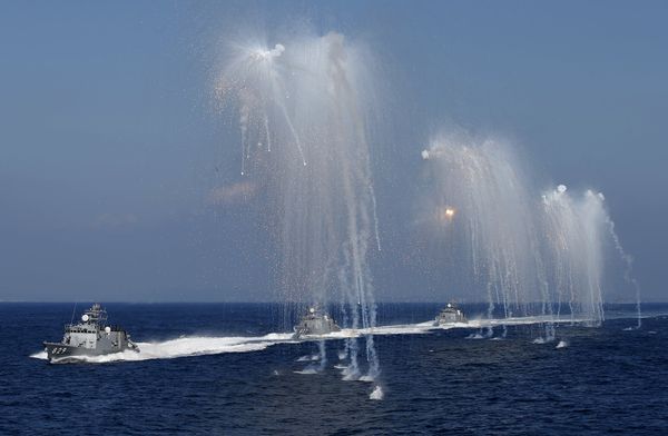 Ракетный сторожевые катера ВМС сил самообороны Японии во время смотра флота в бухте Сагами