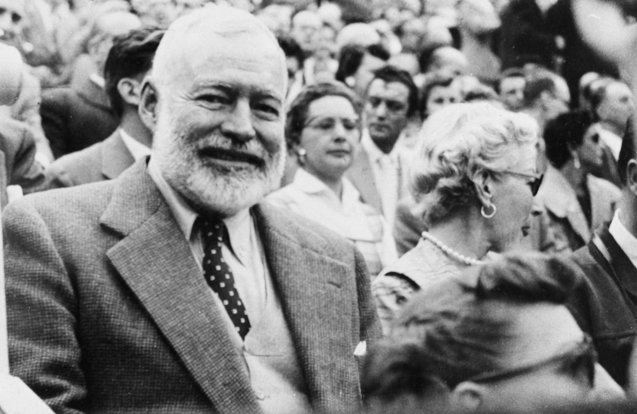Эрнест Хемингуэй и его жена Мэри смотрят бой быков в Мадриде, 1956 год