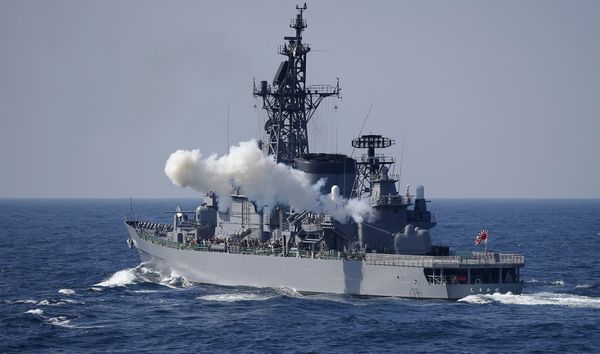 Эсминец «Симакадзэ» ВМС сил самообороны Японии во время смотра флота в бухте Сагами