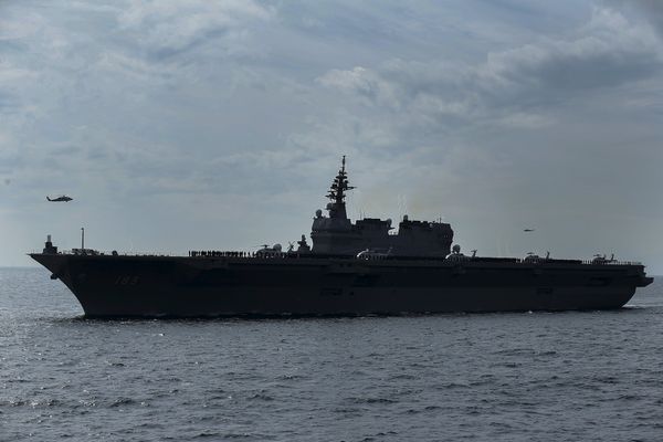 Эскадренный миноносец-вертолётоносец типа «Идзумо» ВМС сил самообороны Японии во время смотра флота в бухте Сагами