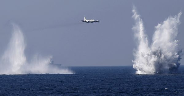 Патрульный самолёт P-3C во время смотра флота в бухте Сагами