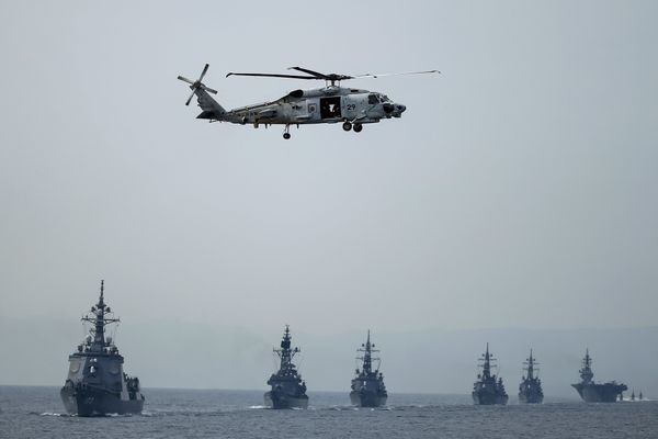 Вертолет SH-60K во время смотра японского флота в бухте Сагами
